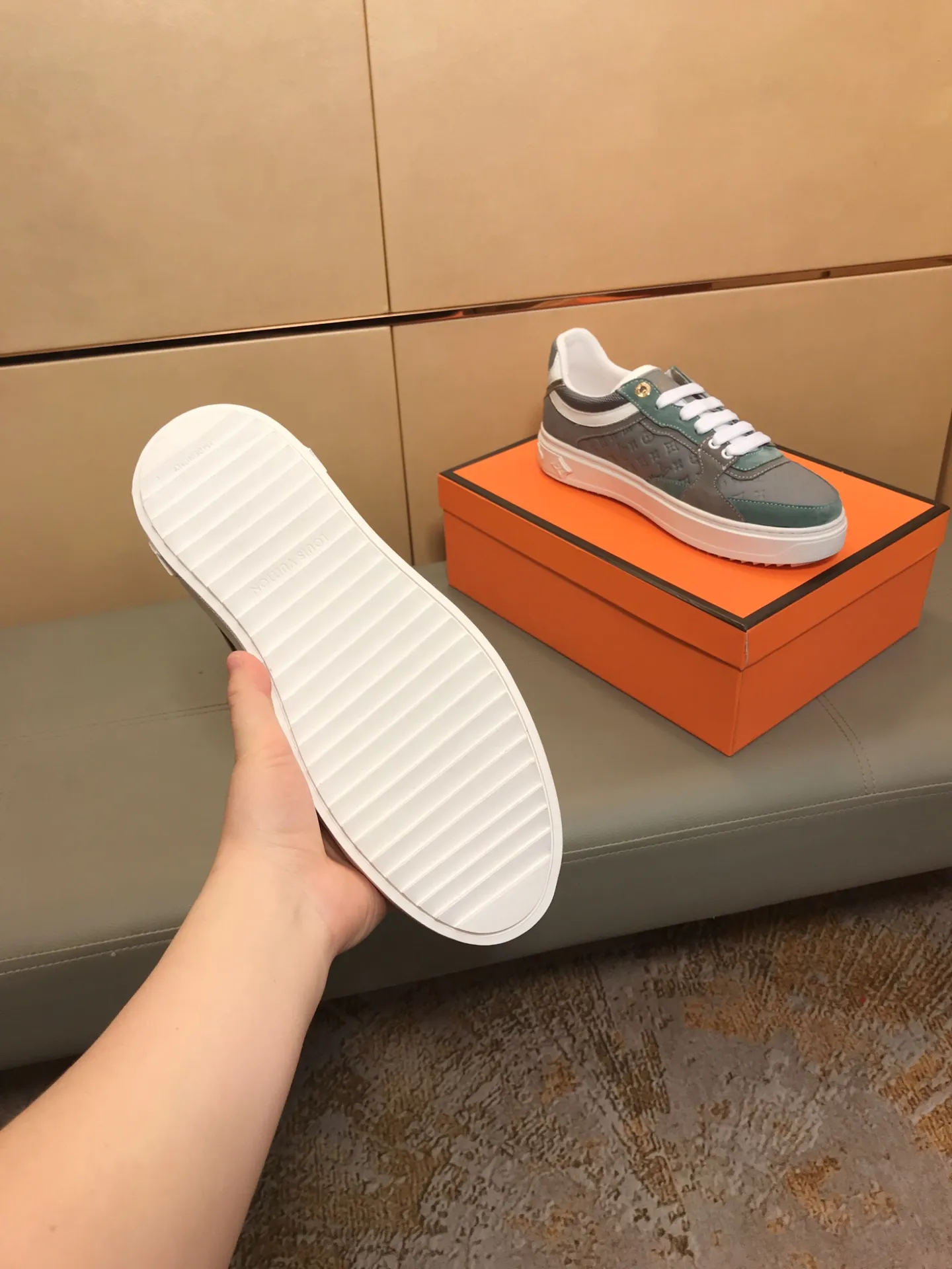Ex-factory price 400 🔥🔥 New model on the market [LV Louis Vuitton] The latest high-quality men's casual shoes, European and American trends 🔰 Perfectly blend noble quality and fashionable texture 💋💋 The upper is made of imported cowhide + brand embossing, sheepskin lining, the overall fashion personality is set off to set off your uniqueness! Classic style, cool and stylish trendy male image🌹 38-44👣